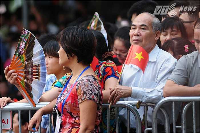 Quốc kỳ được nhiều người dân đem theo khi xem lễ diễu binh