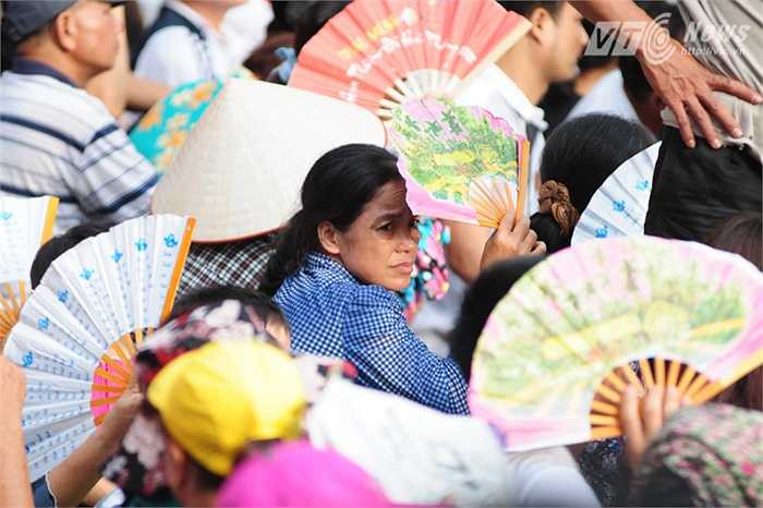 Thời tiết ngày 2/9 năm nay không mưa, tuy có nóng nhẹ nhưng rất đẹp để người dân xem các chương trinh diễu binh