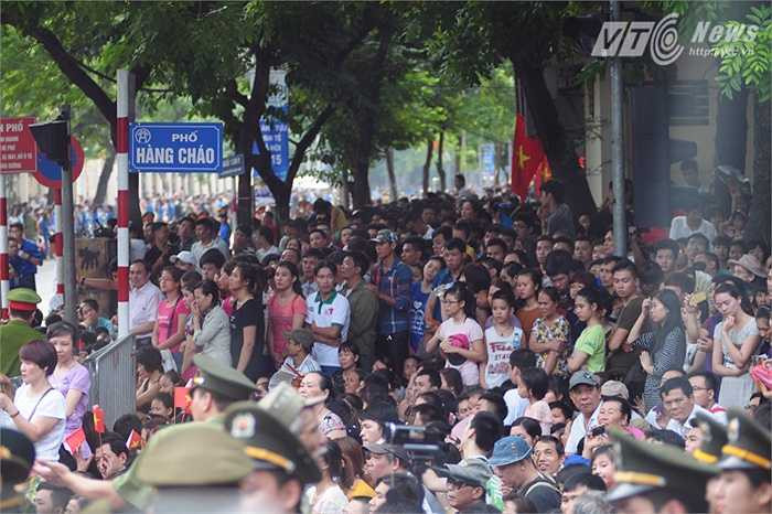 Rất đông người dân tập trung ở nút giao Hùng Vương - Nguyễn Thái Học để theo dõi duyệt binh