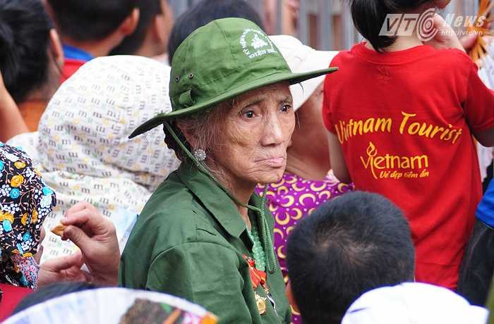 Cụ bà Hoàng Thị Thìn, 76 tuổi, đi từ Thịnh Liệt, Hoàng Mai lên nút giao Hùng Vương - Nguyễn Thái Học xem diễu binh