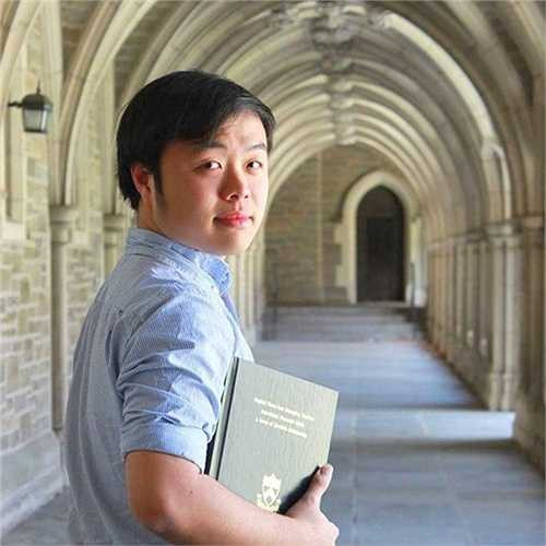 Châu Thanh Vũ (SN 1992, Phan Rang, Ninh Thuận) tốt nghiệp Đại học Princeton, bang New Jersey, Mỹ với tấm bằng danh giá. Sau khi được nhận tấm bằng đại học danh giá với luận văn tốt nghiệp xuất sắc nhất, chàng trai quê Ninh Thuận sẵn sàng cho khóa học tiến sĩ tại Đại học Harvard.