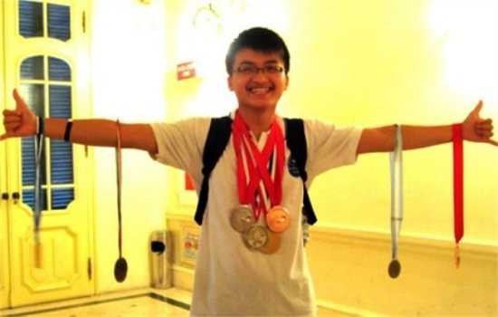 Chàng trai vàng xứ Thanh Lê Huy Quang nhận được học bổng 60.000 USD mỗi năm của Học viện Công nghệ Massachusetts (MIT), Mỹ. Huy Quang là chủ nhân của huy chương vàng Olympic Vật lý khu vực và huy chương bạc Olympic Quốc tế 2012. Với bề dày thành tích, Quang đã vượt qua hàng ngàn người lọt vào 7% số sinh viên được vào học tại ngôi trường danh tiếng MIT.