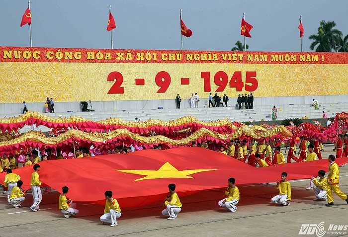 Hơn 30.000 người đã có mặt tại quảng trường Ba Đình và hàng chục triệu đồng bào dõi theo lễ diễu binh, diễu hành hùng tráng. (Ảnh: Quang Minh)