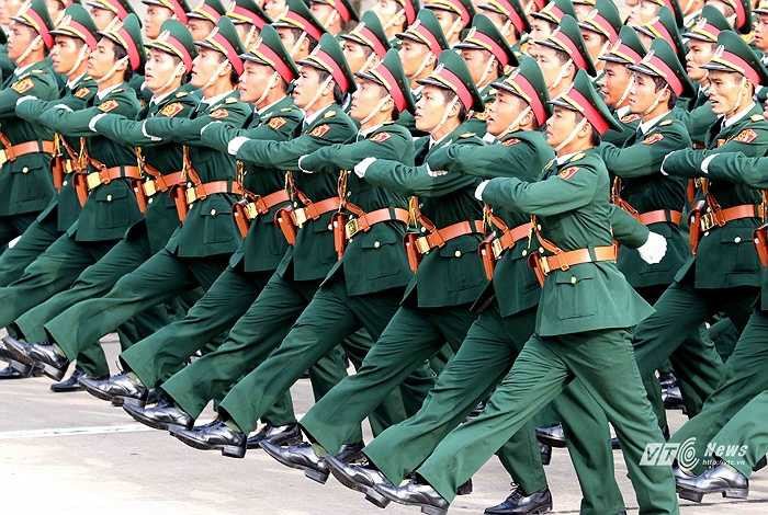 Các lực lượng quân đội diễu hành qua lễ đài