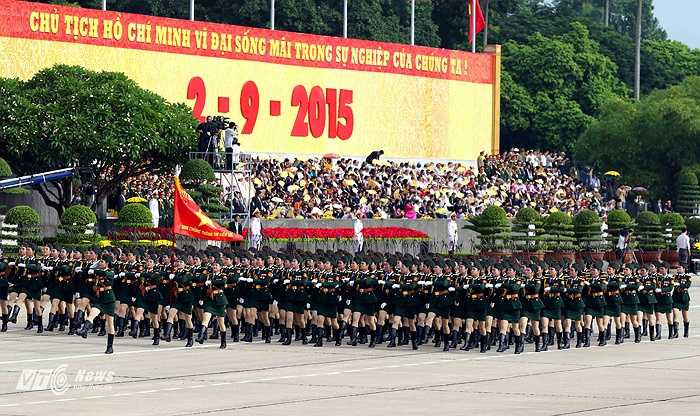 Khối nữ chiến sỹ thông tin liên lạc góp mặt trong cuộc diễu binh