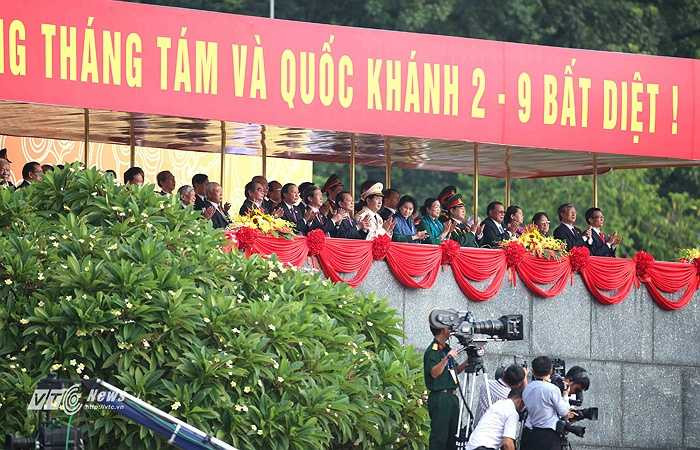 Các đồng chí lãnh đạo Đảng, Nhà nước các thời kỳ đều có mặt chứng kiến thời khắc lịch sử của dân tộc. (Ảnh: Quang Minh)