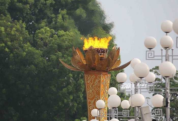 7h35, lễ diễu binh, diễu hành chính thức được bắt đầu.