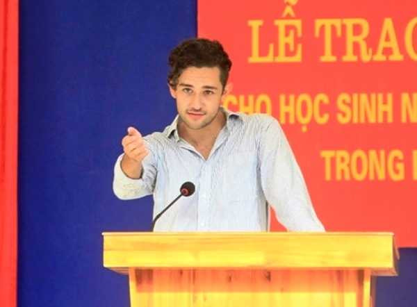 Vẻ điển trai của thầy giáo Tây khiến học trò mê mẩn