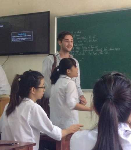 Vẻ điển trai của thầy giáo Tây khiến học trò mê mẩn