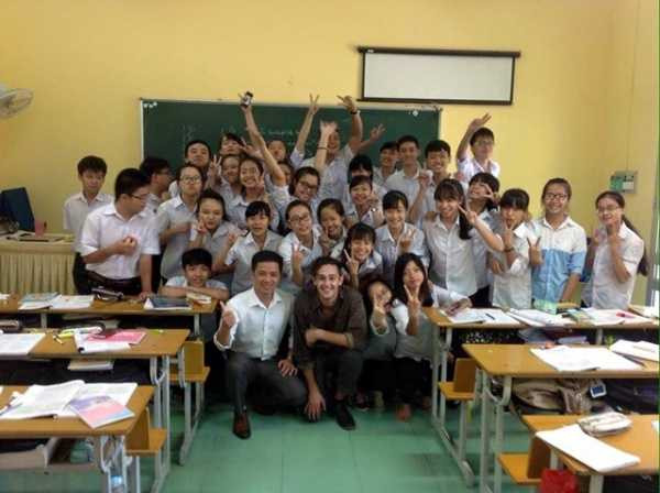 Vẻ điển trai của thầy giáo Tây khiến học trò mê mẩn