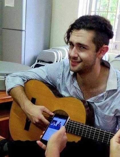 Vẻ điển trai của thầy giáo Tây khiến học trò mê mẩn