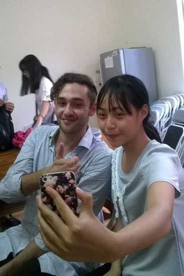 Vẻ điển trai của thầy giáo Tây khiến học trò mê mẩn