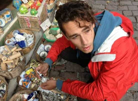 Vẻ điển trai của thầy giáo Tây khiến học trò mê mẩn