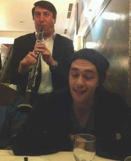 Vẻ điển trai của thầy giáo Tây khiến học trò mê mẩn