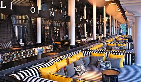 Không phải là không gian nhà gỗ thường thấy với cánh cửa xếp, cùng những cô gái mặc Kimono tại các nhà hàng Nhật. Thực khách sẽ bước vào không gian mở của Long Bar với nguồn cảm hứng chủ đạo là không gian của sự thư giãn, tự do đầy ngẫu hứng Không phải là không gian nhà gỗ thường thấy với cánh cửa xếp, cùng những cô gái mặc Kimono tại các nhà hàng Nhật. Thực khách sẽ bước vào không gian mở của Long Bar với nguồn cảm hứng chủ đạo là không gian của sự thư giãn, tự do đầy ngẫu hứng