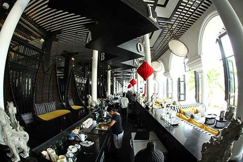 Hãy lựa chọn một không gian riêng cho mình, ngồi dài trên những chiếc ghế sofa, khu bàn ăn gỗ hay những chiếc ghế mây cũng đều là những gợi ý thú vị để bắt đầu thưởng thức Sushi. Tại đây, mỗi món ăn là một câu chuyện về sự kỳ công trong chế biến và nghệ thuật của thưởng thức. Hãy lựa chọn một không gian riêng cho mình, ngồi dài trên những chiếc ghế sofa, khu bàn ăn gỗ hay những chiếc ghế mây cũng đều là những gợi ý thú vị để bắt đầu thưởng thức Sushi. Tại đây, mỗi món ăn là một câu chuyện về sự kỳ công trong chế biến và nghệ thuật của thưởng thức.