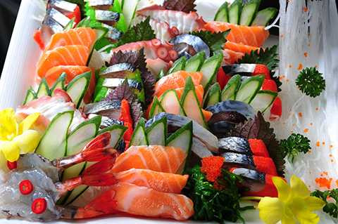 Nếu còn lúng túng với việc chọn món, bếp trưởng Mohamed Talha Bin Che Mansor sẽ luôn gợi ý cho bạn hãy bắt đầu từ Sashimi. Theo truyền thống Nhật Bản, Sashimi thường được làm từ các loại hải sản tươi sống, nên cần phải được ăn trước để tránh các món khác làm ảnh hưởng đến hương vị Nếu còn lúng túng với việc chọn món, bếp trưởng Mohamed Talha Bin Che Mansor sẽ luôn gợi ý cho bạn hãy bắt đầu từ Sashimi. Theo truyền thống Nhật Bản, Sashimi thường được làm từ các loại hải sản tươi sống, nên cần phải được ăn trước để tránh các món khác làm ảnh hưởng đến hương vị