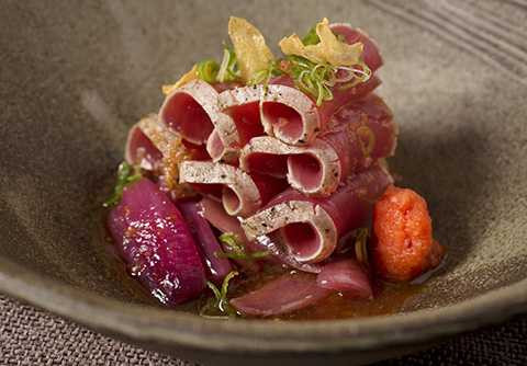 Được coi là món ăn khai vị để đánh thức các giác quan của thực khách, Sashimi mang những nét tinh tế của văn hóa ẩm thực Nhật. Chẳng vậy mà theo bếp trưởng Mohamed Talha Bin Che Mansor chia sẻ rằng dụng cụ xắt Sashimi của các đầu bếp được ví giống như thanh kiếm báu của các võ sĩ Samurai Được coi là món ăn khai vị để đánh thức các giác quan của thực khách, Sashimi mang những nét tinh tế của văn hóa ẩm thực Nhật. Chẳng vậy mà theo bếp trưởng Mohamed Talha Bin Che Mansor chia sẻ rằng dụng cụ xắt Sashimi của các đầu bếp được ví giống như thanh kiếm báu của các võ sĩ Samurai