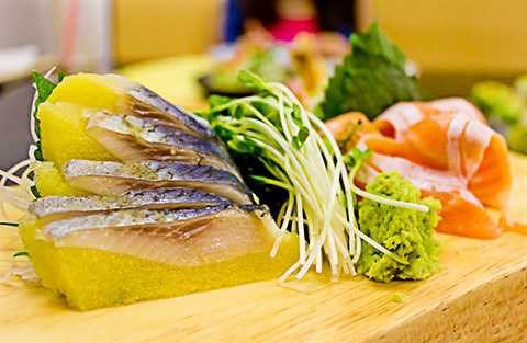 Lát Sashimi mỏng tươi ngon cùng gừng, wasabi (mù tạt tươi), củ cải trắng nạo, tảo biển cuộn tròn trong lá tía tô, nước xì dầu đậm đà là những gì cần có để thưởng thức món ngon từ đại dương này Lát Sashimi mỏng tươi ngon cùng gừng, wasabi (mù tạt tươi), củ cải trắng nạo, tảo biển cuộn tròn trong lá tía tô, nước xì dầu đậm đà là những gì cần có để thưởng thức món ngon từ đại dương này