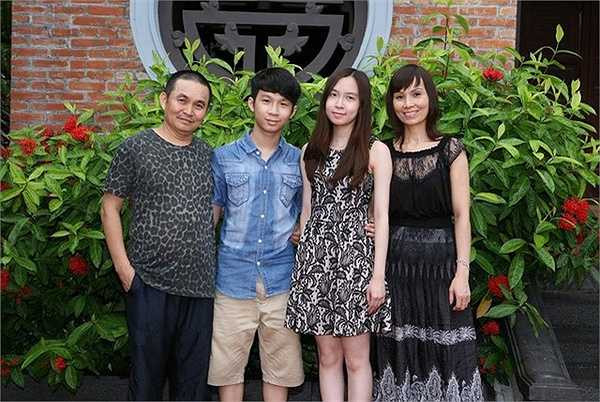 Danh hài cũng quyết định để con tự chọn công việc mình yêu thích sau khi ra trường. Anh tâm sự: 'Bố mẹ để tôi tự do lựa chọn nên tôi cũng học theo các cụ. Tôi chỉ góp ý, còn các con tự quyết định và tự chịu trách nhiệm'. 