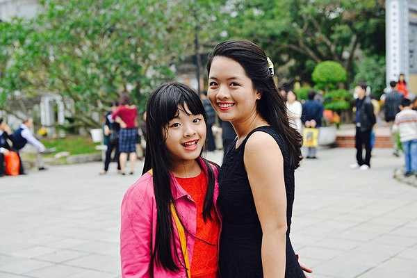 Hồng Mi được sinh trưởng trong gia đình có truyền thống nghệ thuật. Ông của bé là cố nhạc sĩ Đỗ Nhuận. Bố của Hồng Mi là Chủ tịch Hội nhạc sĩ Việt Nam, mẹ là NSƯT trên màn ảnh rộng. Từ nhỏ, cô bé đã theo mẹ trong những chuyến lưu diễn của Nhà hát kịch. Tuy nhiên, 'tiểu thư' nhà nhạc sĩ Hồng Quân không muốn trở thành nghệ sĩ. 