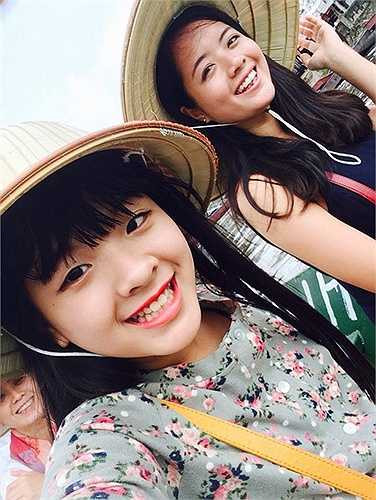 Cái bóng quá lớn từ cha mẹ là người nổi tiếng cộng với tính cách tự lập, muốn khẳng định mình đã thôi thúc Hồng Mi tham gia nhiều hơn vào các công tác xã hội tình nguyện.