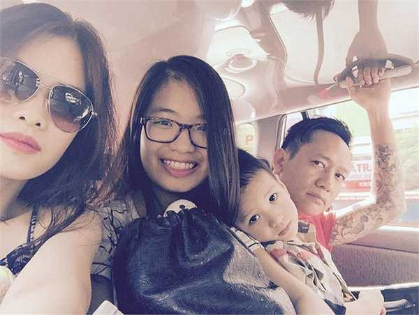 Gia đình Duy Mạnh hạnh phúc với con gái lớn học giỏi và một cậu con trai út năm nay hơn 3 tuổi. Bà xã của anh ngoài việc công tác bận rộn vẫn dành nhiều thời gian chăm lo cho con cái.