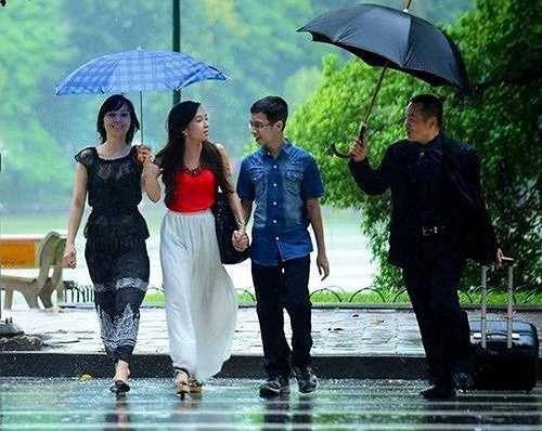 Năm 2013, Xuân Hinh chia sẻ hình ảnh con gái lớn xinh như hotgirl khiến cộng đồng fan đua nhau gọi anh là 'bố vợ'. Danh hài giải thích lý do dùng facebook hay việc đăng ảnh gia đình để người hâm mộ không nhầm lẫn anh là 'giai tân'.