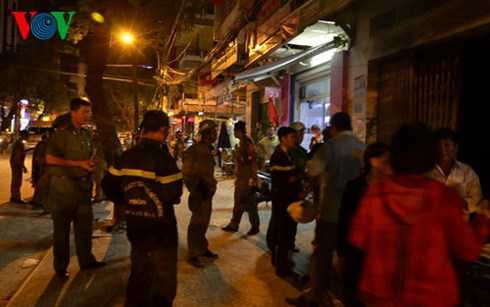 Các chiến sĩ PCCC tại hiện trường xảy ra đám cháy. Các chiến sĩ PCCC tại hiện trường xảy ra đám cháy.