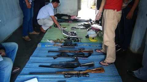 Số súng, đạn thu được trong quá trình khám xét nơi ở của nghi can Kiều Quốc Huy - Ảnh: Khôi Nguyên