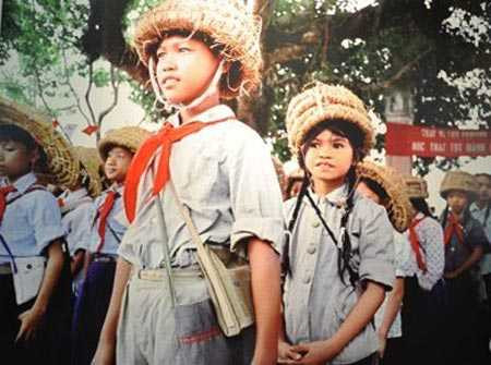 Học sinh trong lễ khai giảng ngày xưa Học sinh trong lễ khai giảng ngày xưa