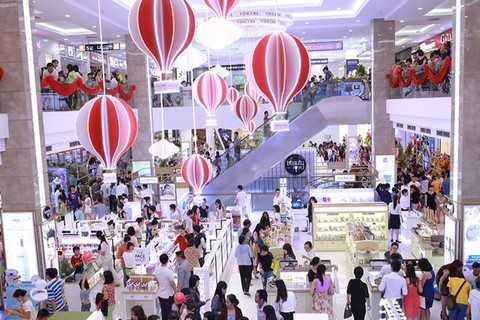 3-TTTM Vincom Quang Trung thu hut rat dong khach hang ngay sau khi khai truong (Copy).jpg