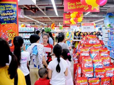 Khách hàng mua sắm tại siêu thị Vinmart