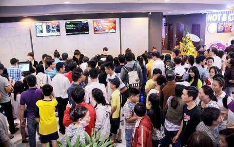 7-Khach hang xep hang xem phim tai he thong rap BHD nam tai tang B2 va B3 TTTM Vincom Quang Trung (Copy).JPG