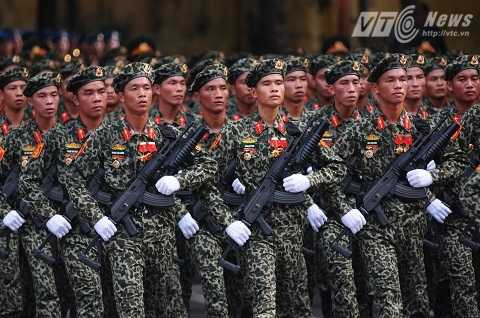 Lực lượng đổ bộ đường không với trang bị súng Galil ACE 32 gắn súng phóng lựu M203 - Ảnh: Tùng Đinh