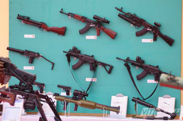 Các loại súng trường Galil do Việt Nam sản xuất được trưng bày trong Đại hội thi đua quyết thắng toàn quân tháng 7 vừa qua - Ảnh: Tùng Đinh