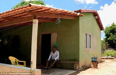 Hình ảnh người dân ủ rũ ngồi tránh nắng có thể gặp ở bất cứ đâu trong ngôi làng này