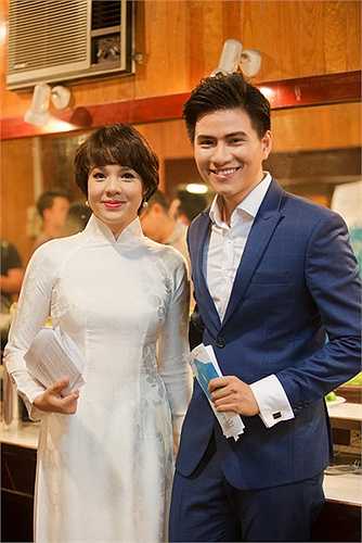 Chàng MC cảm thấy thoải mái và hứng khởi khi đứng cạnh đàn chị Diễm Quỳnh.