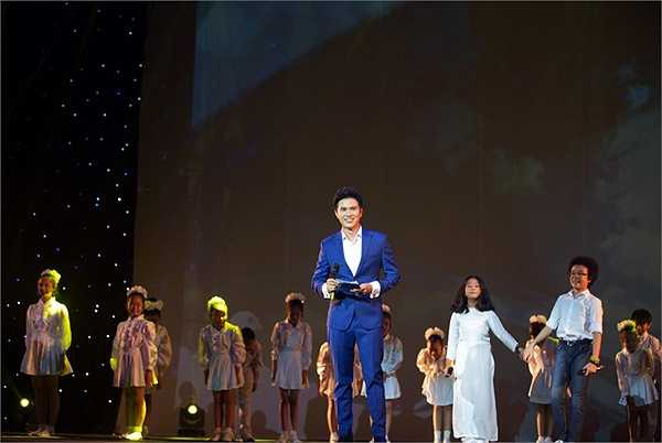 Đây là lần đầu tiên Vũ Mạnh Cường dến chương trình với một phong cách hoàn toàn khác, sôi nổi, mạnh mẽ và tràn đầy cảm hứng