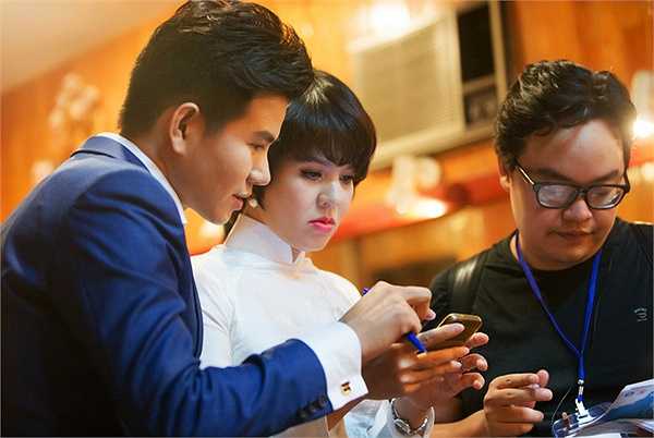 Hai MC cùng làm việc với BTC ngay trước khi chương trình bắt đầu