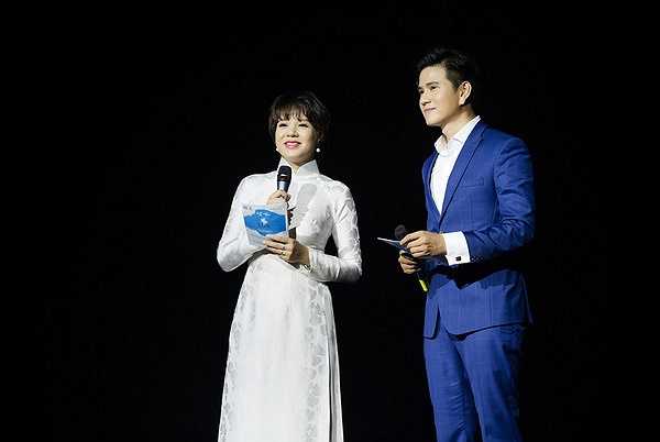 Với kinh nghiệm dày dặn của một nhà báo giỏi, Diễm Quỳnh chọn cách chia sẻ những câu chuyện, những trải nghiệm của mình để kết nối mạch chương trình