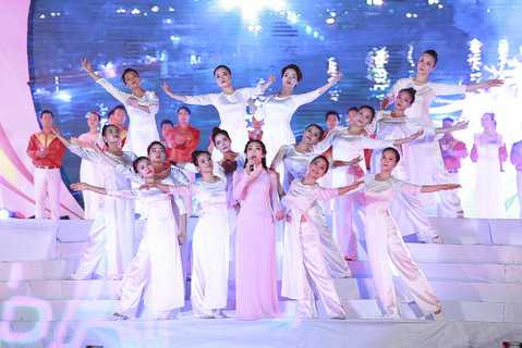 Mỹ Linh tái ngộ Tấn Minh với '70 năm khúc hát tự hào'