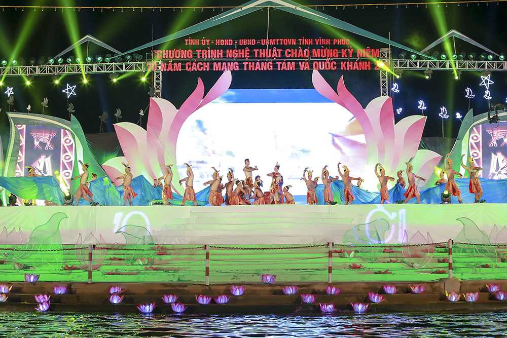 Mỹ Linh, Tấn Minh về Vĩnh Phúc tham gia '70 năm khúc hát tự hào'