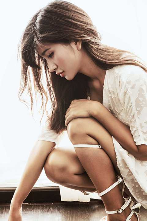 Nữ diễn viên cho rằng trải qua không ít thăng trầm trong đời, vốn sống và sự trải nghiệm càng giúp cô đằm thắm, mặn mà hơn. Khi tâm đã tĩnh lặng, chín chắn trong suy nghĩ thì người phụ nữ sẽ trẻ và đẹp ra.