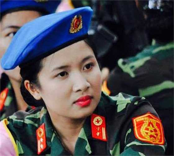 Nữ khối trưởng, thiếu úy Phạm Trúc Sơn Quỳnh (sinh năm 1993, quê Sơn Tây, Hà Nội)đã để lại ấn tượng với người xem bởi những bước đi, động tác dứt khoát cho thấy sự quyết tâm hoàn thành nhiệm vụ của những nữ sĩ quan xinh đẹp này.