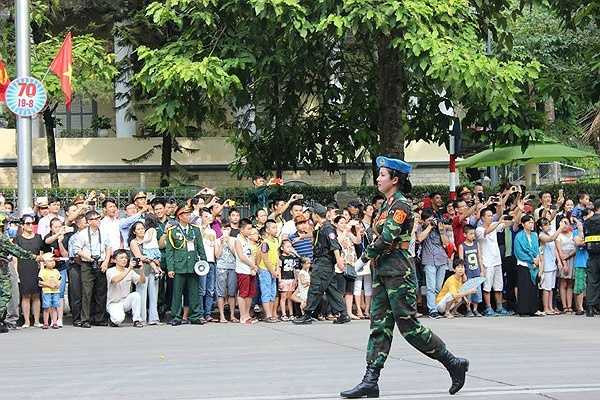 Sơn Quỳnh cùng các đồng đội thấy vui khi đi ngang qua lăng Bác, thấy nụ cười nở trên môi người dân đã khiến cô quên hết mệt mỏi, lấy đó làm động lực để diễu hành nốt quãng đường còn lại.