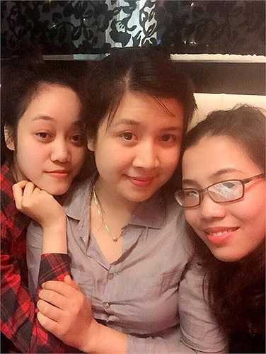 Sơn Quỳnh chụp ảnh cùng các bạn