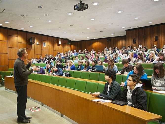 11. Giáo viên kinh tế (sau trung học) - Mức lương trung bình năm: 102.120 USD Mô tả công việc: Dạy các khóa học về kinh tế như làm giáo viên tham gia giảng dạy hoặc là làm việc kết hợp giảng dạy và nghiên cứu. Yêu cầu: Thông thường cần một bằng tiến sĩ Ph.D. để dạy ở cấp đại học, nhưng bằng thạc sĩ có thể vẫn được chấp nhận.