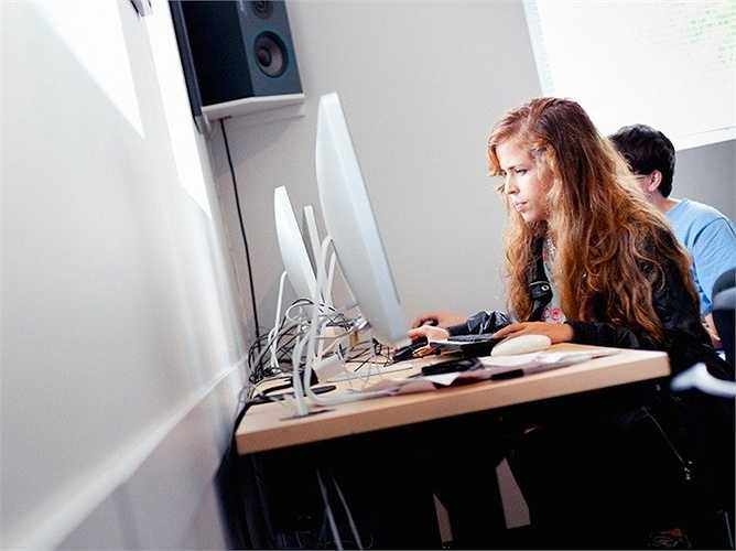 15. Nhà phân tích hoạt động nghiên cứu - Mức lương trung bình năm: 82.940 USD Mô tả công việc: Sử dụng các phương pháp toán học và các loại phân tích tiên tiến để giúp các tổ chức điều tra về các vấn đề phức tạp, xác định và giải quyết vấn đề đó và đưa ra quyết định tốt hơn. Yêu cầu: Nhiều vị trí chấp nhận những người có bằng cử nhân, nhưng một số nhà tuyển dụng thích thuê những ứng viên có bằng thạc sĩ hoặc tiến sĩ.