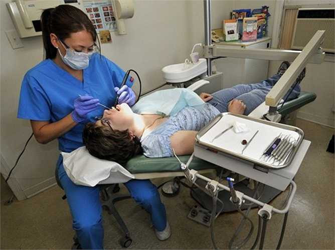 20. Nha sĩ chỉnh răng hàm mặt - Mức lương trung bình năm: 201.030 USD Mô tả công việc: Kiểm tra, chẩn đoán và điều trị nha khoa, điều chỉnh các dị thường ở khoang miệng, thiết kế để sắp xếp lại răng và hàm. Yêu cầu: Cử nhân được đào tạo về nha khoa bốn năm và đào tạo nội trú từ một đến hai năm.